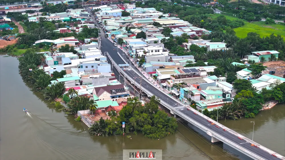 Cầu Rạch Đỉa là dự án hạ tầng quan trọng của huyện Nhà Bè với mục tiêu thay thế cầu Rạch Đỉa cũ đã xuống cấp trầm trọng, góp phần hoàn thiện hệ thống hạ tầng giao thông, tăng cường kết nối giao thông khu vực. cau-rach-dia-7.jpg