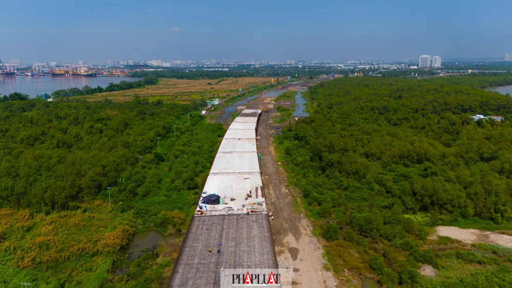 Về cầu dẫn phía bờ TP.HCM đã hoàn thành 18/18 bệ mố, trụ, hoàn thành 17/18 thân trụ, lao lắp nhịp super T được 13/17 nhịp. cau-nhon-trach-27.jpg