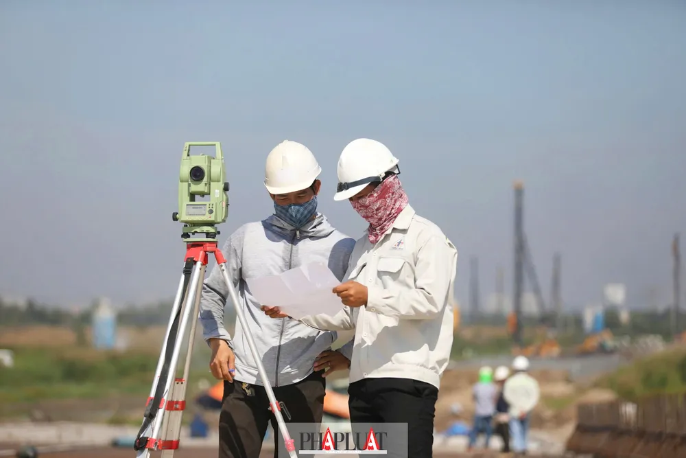 Tất cả các công đoạn thi công đều được tiến hành một cách cẩn thận dưới sự giám sát chặt chẽ của các kỹ sư để đảm bảo chất lượng và tiến độ công trình. cau-nhon-trach-30.jpg