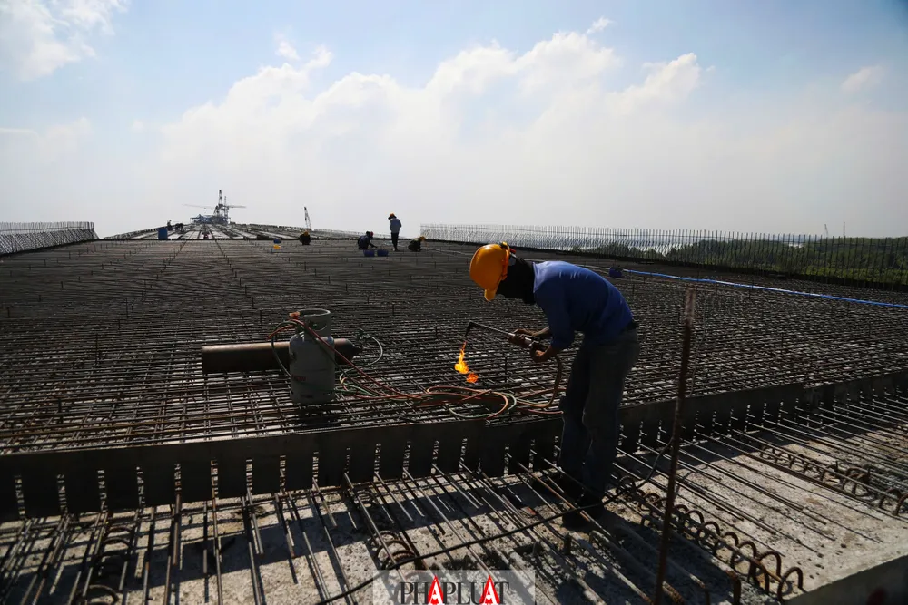 Các công nhân đang tập trung thi công những hạng mục như bản mặt cầu, lan can,… cau-nhon-trach-32.jpg