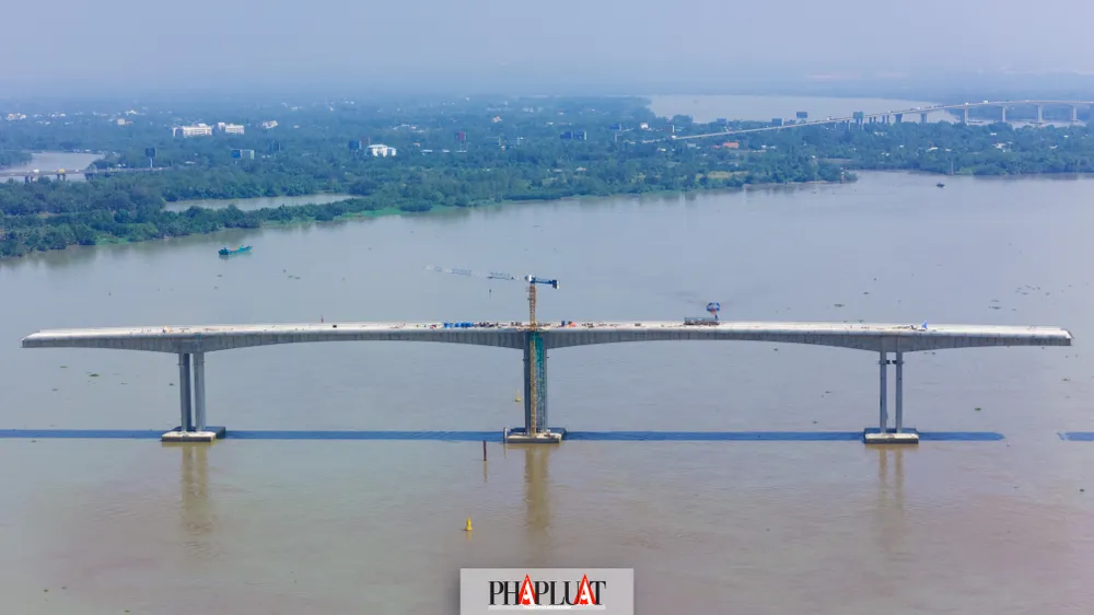 Tháng 9 vừa qua, hai nhịp cầu chính đầu tiên giữa sông Đồng Nai, nối trụ P19-P20 và P20-P21 đã được hợp long thành công. Việc hợp long hai nhịp chính được xem là mốc quan trọng giúp kết nối phần cầu chính giữa sông, thuận lợi thi công các hạng mục khác. cau-nhon-trach-34.jpg
