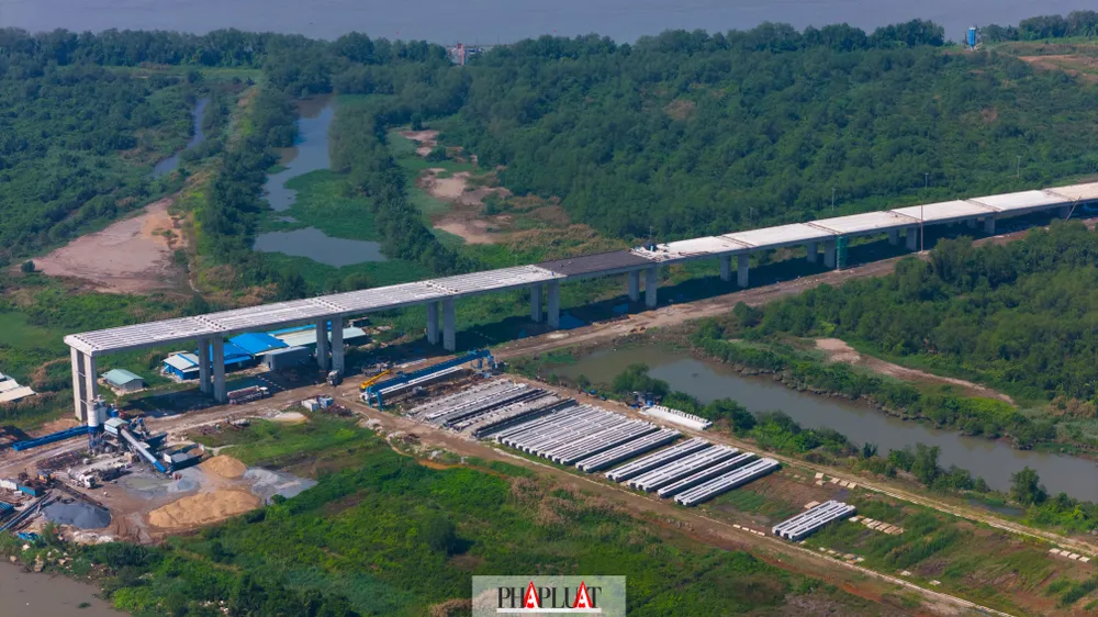 Tiến độ phần cầu dẫn phía bờ Đồng Nai đã hoàn thành 18/18 bệ mố, hoàn thành 17/18 thân trụ, hoàn thành 15/18 xà mũ; lao lắp nhịp super T được 8/17 nhịp. cau-nhon-trach-38.jpg