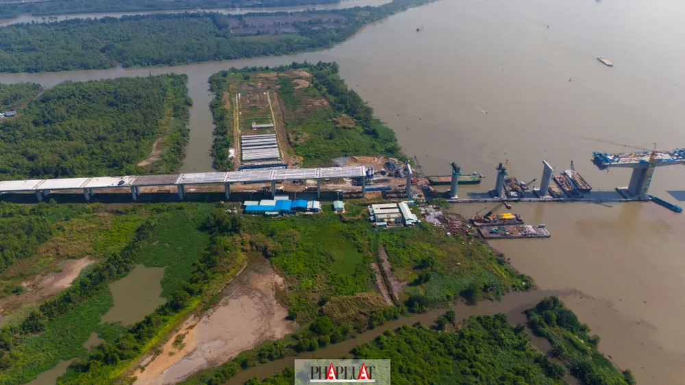 Dự án gồm hai gói thầu xây lắp, trong đó gói thầu CW1 xây dựng cầu Nhơn Trạch dài 2.600m do nhà thầu chính Kumho E&C (Hàn Quốc) thực hiện, giá trị gói thầu 1.618 tỷ đồng, khởi công ngày 24-9-2022. cau-nhon-trach-41.jpg