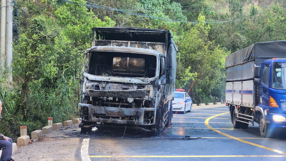 Xe tải chở bia bốc cháy (1).jpg