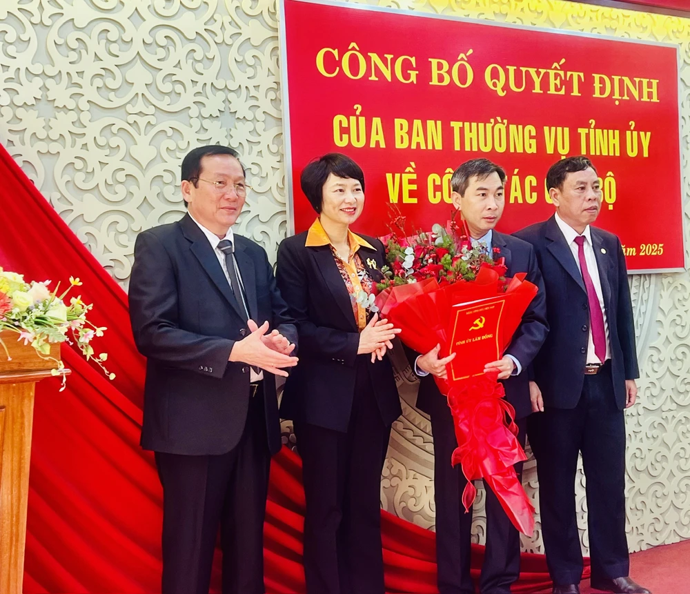 Bà Phạm Thị Phúc, Phó Bí thư Thường trực Tỉnh ủy, Chủ tịch HĐND tỉnh, trao quyết định bổ nhiệm ông Vũ Tuấn Anh giữ chức Trưởng Ban Nội chính Tỉnh ủy Lâm Đồng. Trưởng Ban Nội chính.jpg