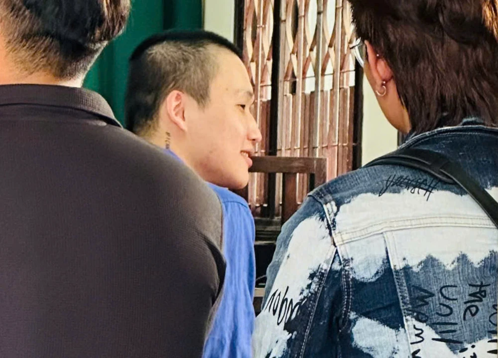 Bị cáo Nguyễn Sơn Trung tại phiên tòa. Ảnh: VÕ TÙNG mũ bảo hiểm giả.jpg