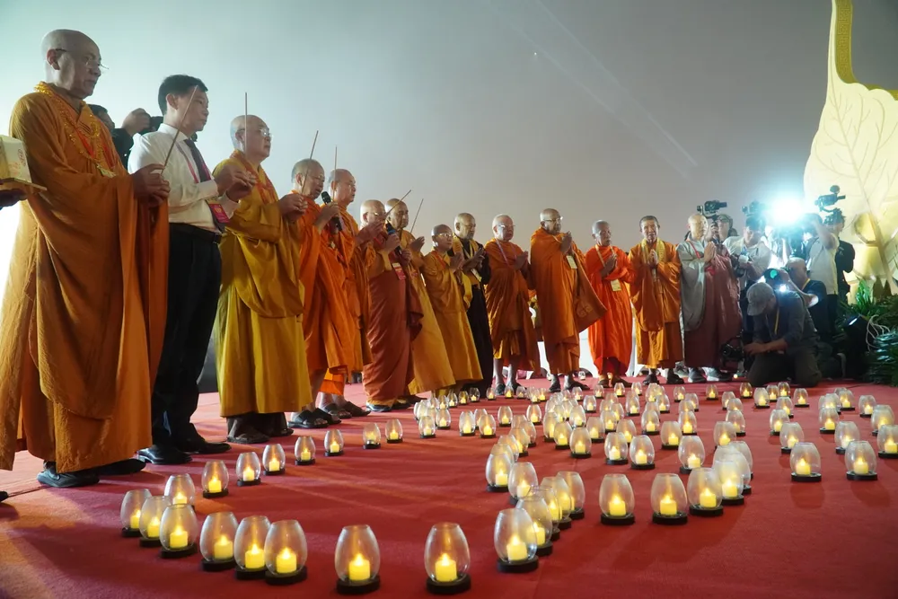 Các đại biểu thực hiện nghi thức cầu nguyện trong Đại lễ Phật đản Liên Hiệp Quốc – Vesak 2025. Ảnh: NGUYỄN TIẾN núi bà đen (67).JPG