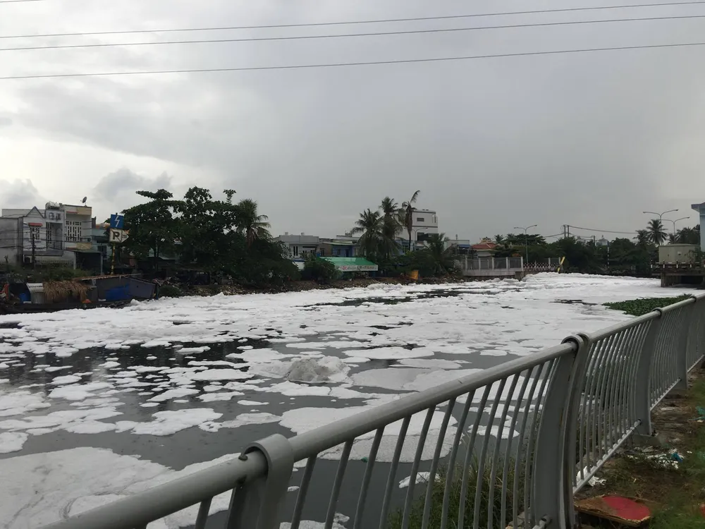 Kênh Tàu Hũ nổi bọt trắng xóa ảnh 2