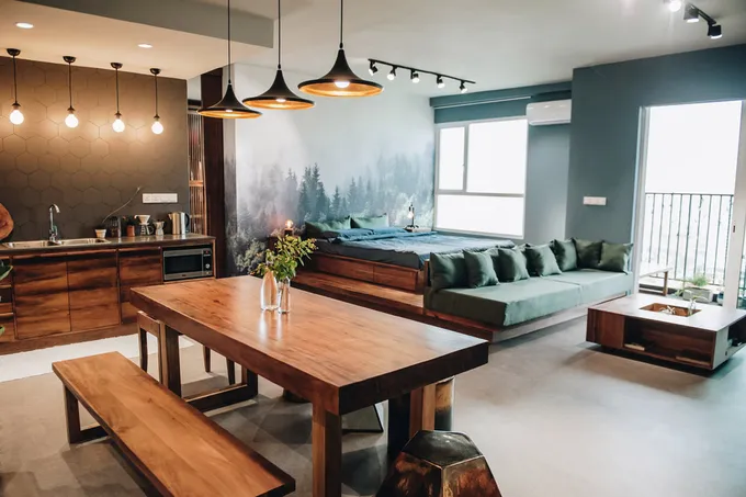 Căn hộ Sài Gòn tông màu khác lạ được chủ nhà chọn từng viên gạch