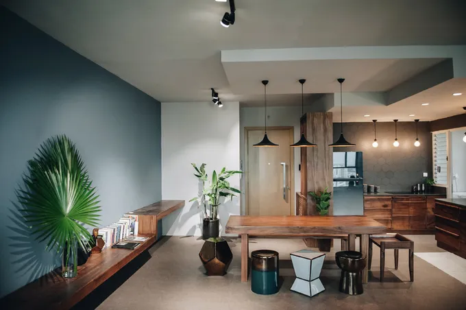 Căn hộ Sài Gòn tông màu khác lạ được chủ nhà chọn từng viên gạch