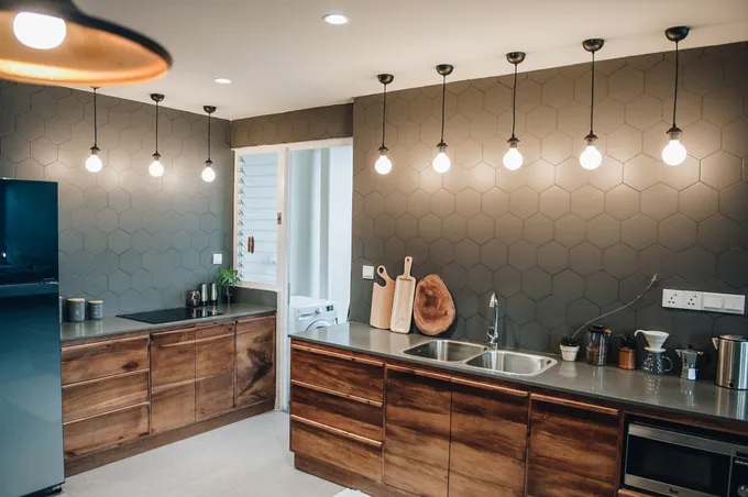 Căn hộ Sài Gòn tông màu khác lạ được chủ nhà chọn từng viên gạch