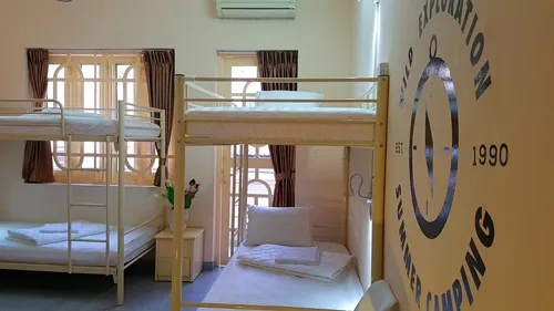 Himalaya Phoenix Saigon Hostel Đây là hostel trên đường Nguyễn Trãi có phòng tập thể nam nữ 6 giường, giá 180.000 đồng mỗi đêm. Tuy thiết kế không quá cầu kỳ, diện tích khá nhỏ, đôi khi hơi bínhưng phòng được khách đánh giá là sạch sẽ, cácnhân viên phục vụ thân thiện. 10-hostel-cho-thue-gia-200000-dong-moi-nguoi-o-sai-gon-9