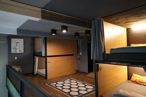 Khách du lịch hiện nay rất chuộng nhà nghỉ loại ký túc xá (hostel) với giường tầng, vừa tiết kiệm chi phí, lại có thể giao lưu, kết bạn. Tuy nhiên, lựa chọn loại hình này, bạn cũng phải chấp nhận không gian hạn chế, cảnh giác bảo quản đồ đạc và dùng nhàvệ sinh chung. Lela Hostel Saigon Nằm trên đường Lý Tự Trọng, khu nghỉ có 8 giường tầng và 4 giường đôi trên gác xép. Mỗi tầng có hai nhà vệ sinh. Ngoài tủ đồ ở mỗi giường, mỗi khách còn được tùy ý sử dụng một tủ locker có khóa để bảo quản tài sản. Hiện một giường đơn có giá 270.000 đồng, giường đôi là 510.000 đồng. 10-hostel-cho-thue-gia-200000-dong-moi-nguoi-o-sai-gon
