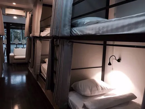 The Laban Khu nghỉ tập thể (dorm) được chia làm phòng nam (16 giường) và nữ (12 giường) riêng, đều có ban công, hai nhà vệ sinh chung. Mỗi giường đều có locker có khóa, đèn đọc sách và ổ cắm điện. Riêng phòng nữ có ghế sofa. Giá 200.000 đồng mỗi đêm. Đây là hostel nằm trên đường Bùi Thị Xuân, tầng trên cùng là quầy cà phê, ngoài ra còn có các phòng riêng khác, với giường đôi, giá từ 549.000 đồng trở lên. 10-hostel-cho-thue-gia-200000-dong-moi-nguoi-o-sai-gon-1