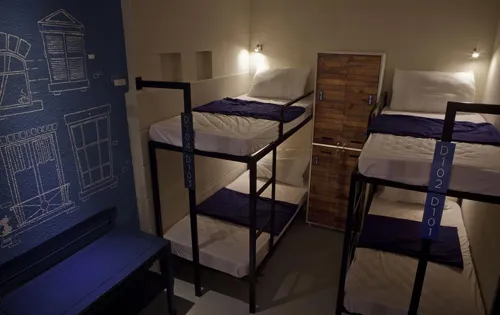 Town House Saigon Cũng có ba cơ sở ở quận 1 (đường Đặng Thị Nhu, Bùi Thị Xuân, Phạm Ngũ Lão), khu nghỉ này có giá giường tầng khoảng 250.000 đồng mỗi đêm. TrênTripadvisor, cơ sở tại Phạm Ngũ Lão được đánh giá cao hơn cả, do vị trí thuận lợi nhất và nhân viên thân thiện, phòng ốc sạch sẽ, đủ tiện ích để sinh hoạt như đèn riêng, toilet, tủ đựng đồ cá nhân. 10-hostel-cho-thue-gia-200000-dong-moi-nguoi-o-sai-gon-4