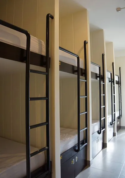 Eco Backpackers Hostel Hostel trên đường Đề Thám chỉ có phòng nghỉ tập thể hỗn hợp với tủ, đèn riêng. Tuy nhiên giường không có rèm cửa nên một số du khách đánh giá là thiếu sự riêng tư, wifi yếu. Tuy nhiên, điểm cộng ở đây là phòng vệ sinh sạch sẽ, ký túc xá phục vụ một ly bia miễn phí mỗi tối. Giá giường tầng khoảng 150.000 đồng. 10-hostel-cho-thue-gia-200000-dong-moi-nguoi-o-sai-gon-6