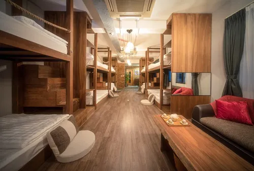 Della Boutique Hotel Giường tầng và nội thất trong phòng đềubằng gỗ là điểm ấn tượng của hostel trên đường Hàm Nghi. Nhờ diện tích tới 72m2 nên phòng tập thể này vẫn tạo cảm giác rộng rãi cho khách lưu trú. Giường ở đây lớn nên nhiều khách châu Âu cảm thấy hài lòng. Hostel này có quán bar trên tầng thượng nhưng đồ uống được khách đánh giá là khá đắt đỏ so với chi phí của một ký túc xá. Giá phòng từ 210.000 đồng nhưng không gồm đồ ăn sáng. 10-hostel-cho-thue-gia-200000-dong-moi-nguoi-o-sai-gon-8