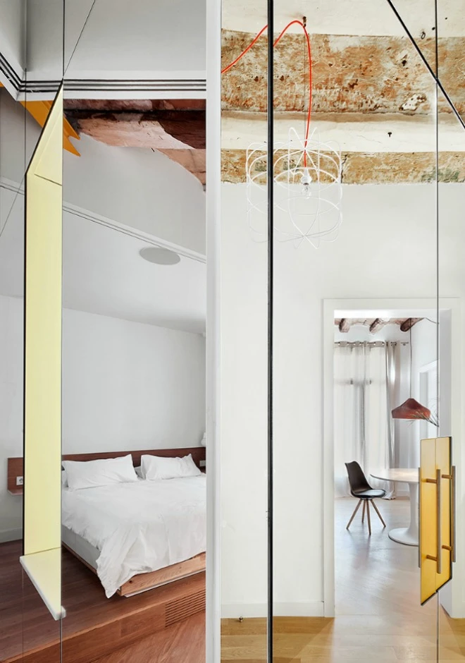 Được thay cửa và tường bằng gương, căn nhà cũ thay đổi không ngờ - 4