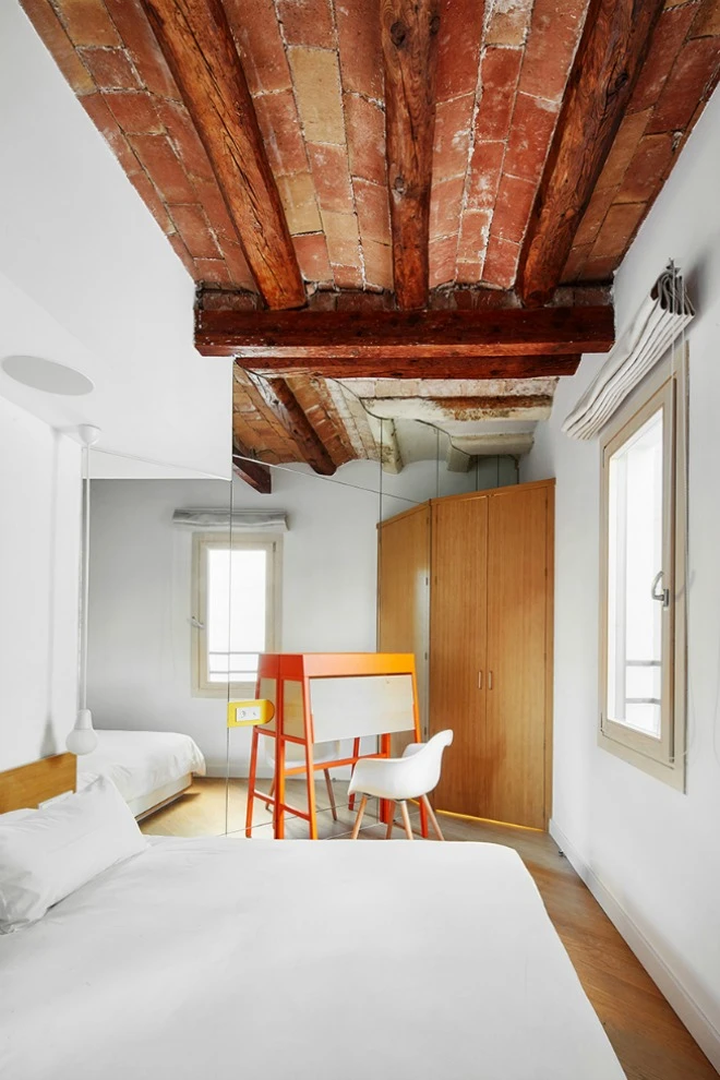 Được thay cửa và tường bằng gương, căn nhà cũ thay đổi không ngờ - 8