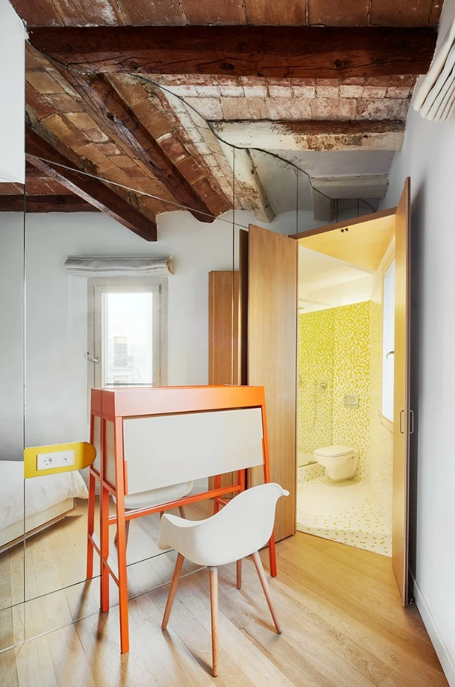 Được thay cửa và tường bằng gương, căn nhà cũ thay đổi không ngờ - 9