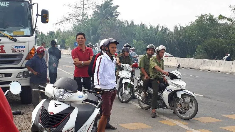 Mừng xả trạm, tài xế cúng heo quay ở BOT Sóc Trăng ảnh 2