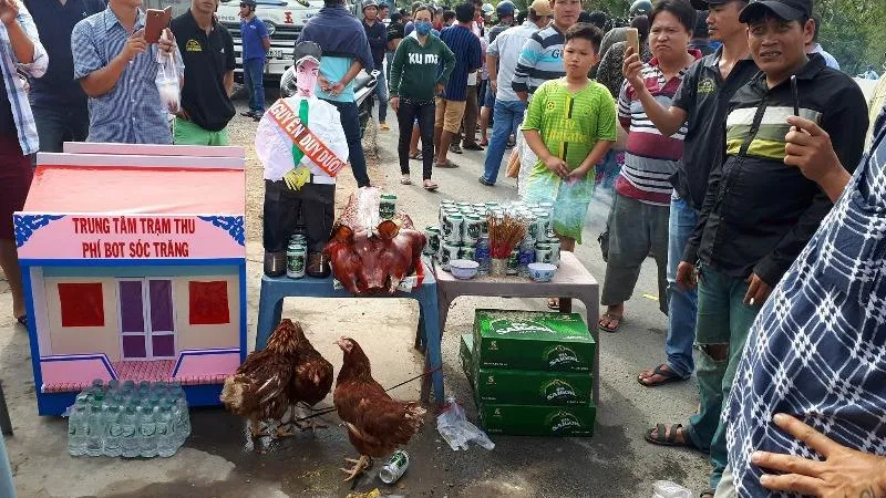 Mừng xả trạm, tài xế cúng heo quay ở BOT Sóc Trăng ảnh 1