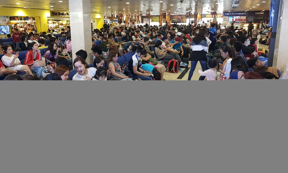 Canh dong duc o san bay Tan Son Nhat ngay cuoi nam hinh anh 12