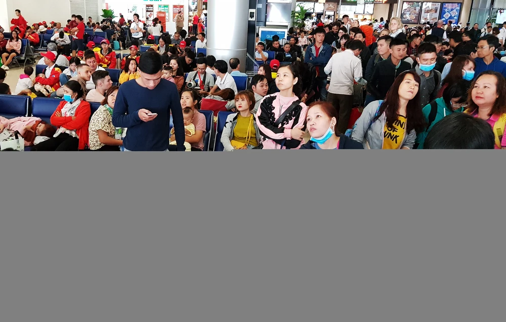 Canh dong duc o san bay Tan Son Nhat ngay cuoi nam hinh anh 20