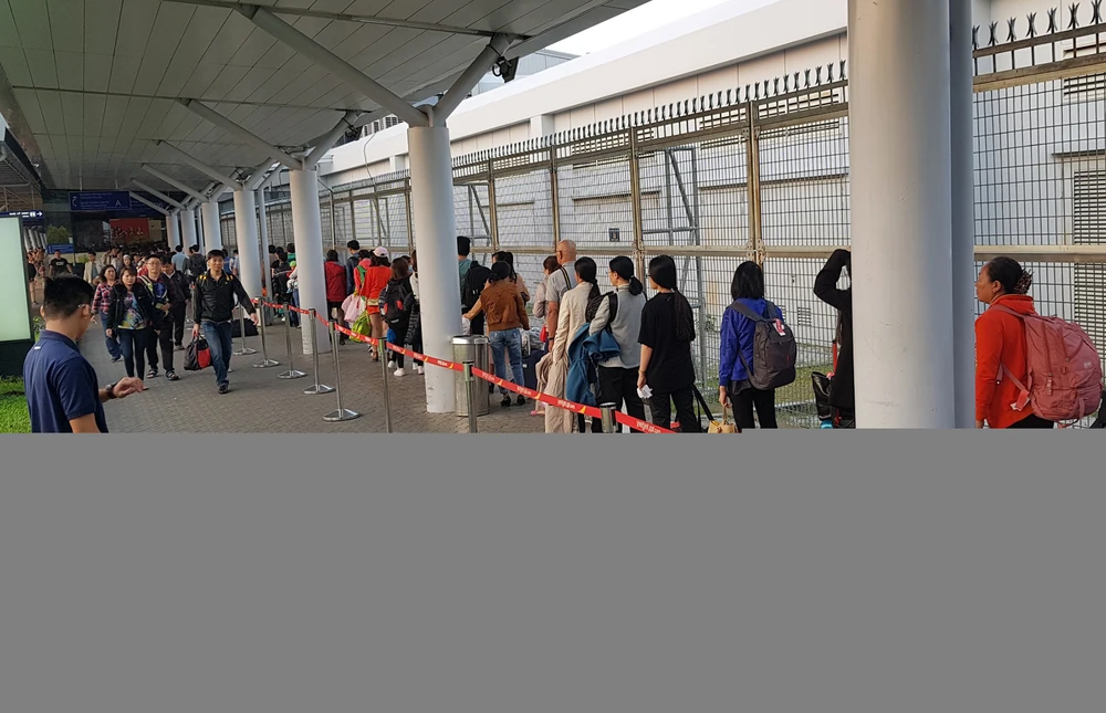 Canh dong duc o san bay Tan Son Nhat ngay cuoi nam hinh anh 3