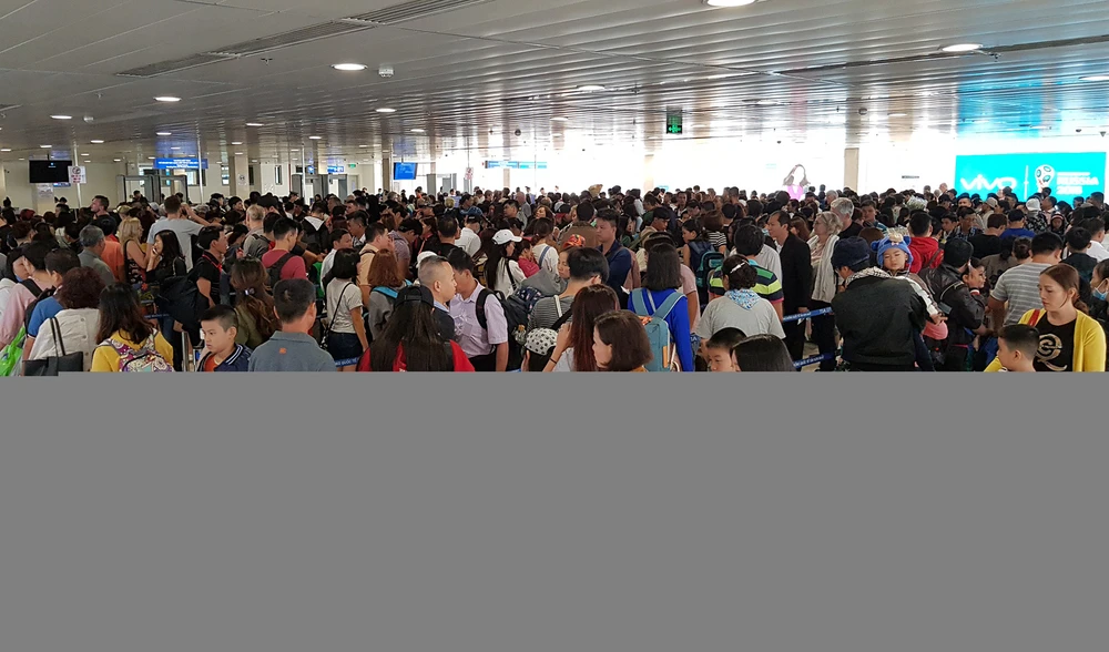 Canh dong duc o san bay Tan Son Nhat ngay cuoi nam hinh anh 4