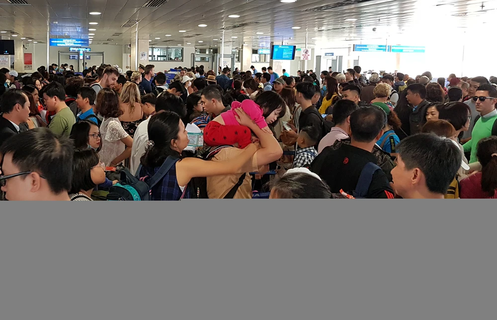 Canh dong duc o san bay Tan Son Nhat ngay cuoi nam hinh anh 7