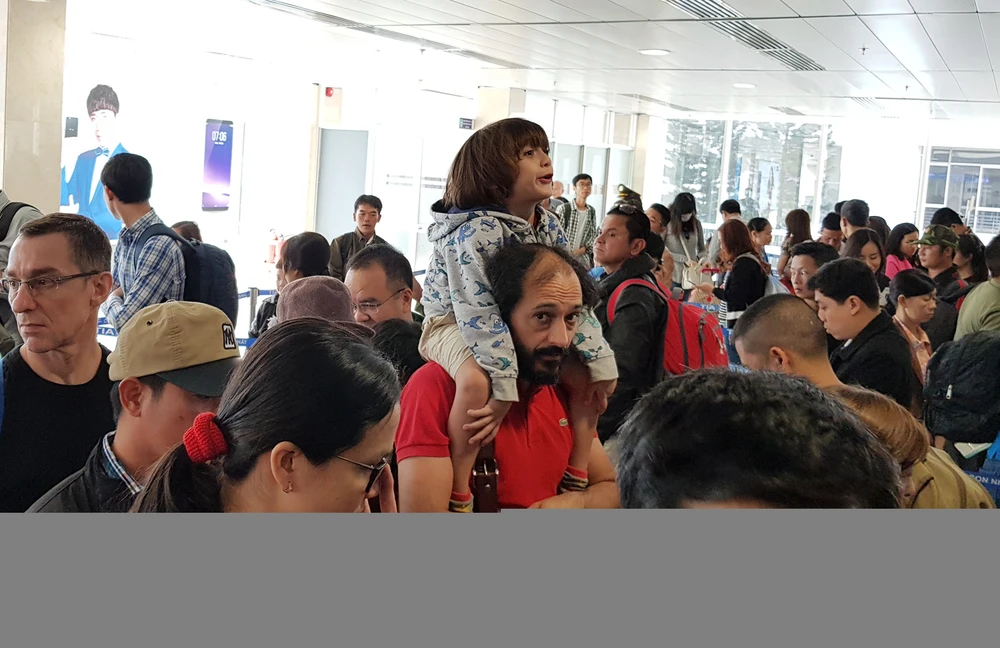 Canh dong duc o san bay Tan Son Nhat ngay cuoi nam hinh anh 8