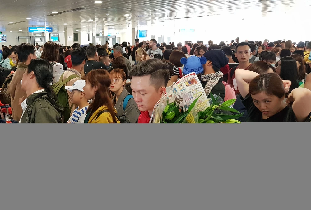 Canh dong duc o san bay Tan Son Nhat ngay cuoi nam hinh anh 9