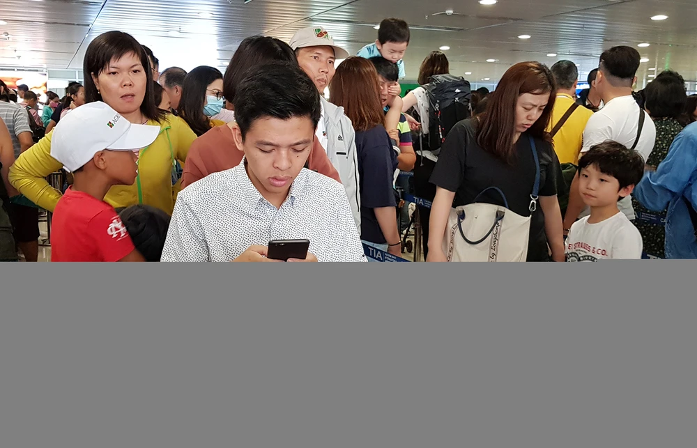 Canh dong duc o san bay Tan Son Nhat ngay cuoi nam hinh anh 10