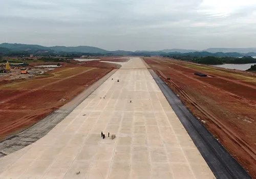 Đường băng sân bay Vân Đồn đang được hoàn thiện. Ảnh: Minh Cương