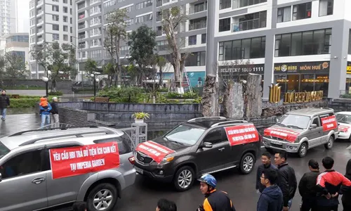 Cư dân dự án này không đồng tình với mức phí dịch vụ 11.000 đồng mỗi m2 mà chủ đầu tư đang áp dụng. Ảnh: cư dân Cư dân dự án này không đồng tình với mứcphí dịch vụ 11.000 đồng mỗi m2 mà chủ đầu tư đang áp dụng. Ảnh: cư dân