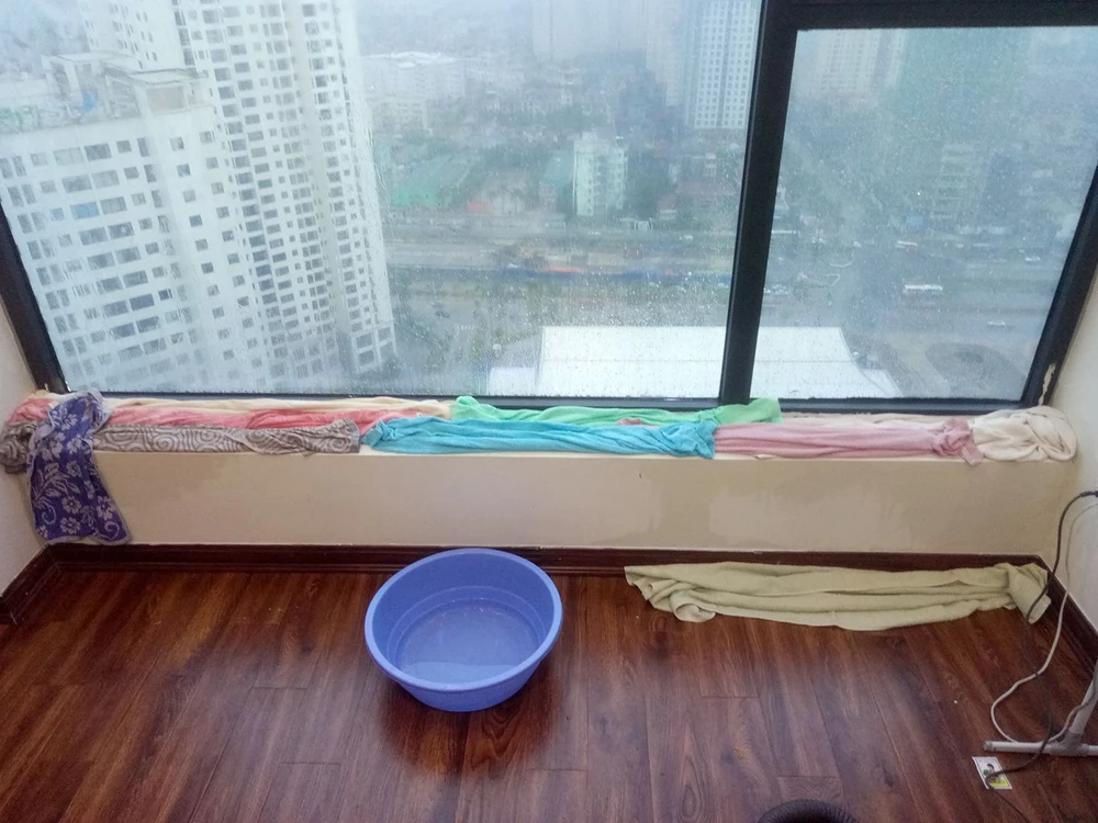 Bi hài Hà Nội: Ngồi thùng xốp, chèo xuồng vào ‘làng’ biệt thự triệu đô