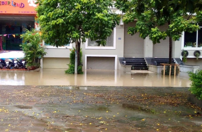 Bi hài Hà Nội: Ngồi thùng xốp, chèo xuồng vào ‘làng’ biệt thự triệu đô