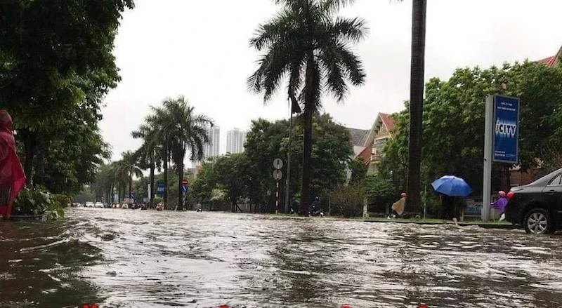 Bi hài Hà Nội: Ngồi thùng xốp, chèo xuồng vào ‘làng’ biệt thự triệu đô