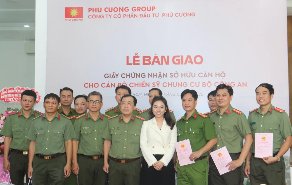 Các CBCS nhận bàn giao sổ hồng từ Chủ đầu tư Phú Cường.