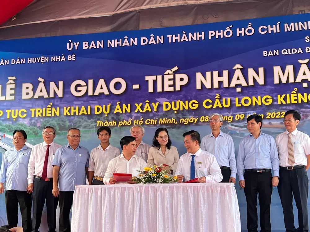 Lễ bàn giao mặt bằng cầu Long Kiểng. Ảnh: ĐT.