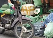 Dùng nước đá ‘bẩn’ để ướp hải sản có ảnh hưởng sức khỏe? ảnh 2 Chở nước đá bằng xe máy rỉ sét có bị xử lý?