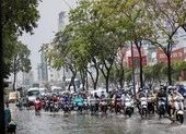 Lượng mưa ở Nam bộ sẽ giảm trong những ngày tới ảnh 2 TP.HCM: Mưa nhỏ đầu mùa nhưng đường vẫn ngập