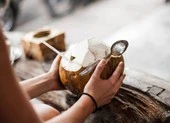 Tác dụng không mong muốn của món nước dừa ảnh 2 Uống nước dừa thay nước lọc thì điều gì sẽ xảy ra cho cơ thể?