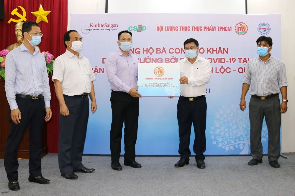 Nhiều nhu yếu phẩm hỗ trợ người dân TP.HCM ở khu vực cách ly ảnh 1