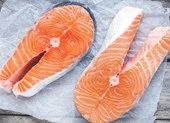 Những lợi ích không thể bỏ qua của cá hồi ảnh 2 Sự khác biệt giữa thịt cá hồi đánh bắt tự nhiên và cá hồi nuôi