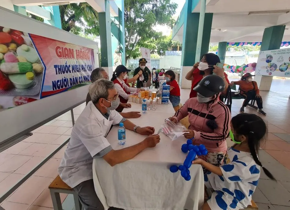 Chương trình tư vấn sức khoẻ và phát thuốc miễn phí cho người dân. Ảnh: NGUYỄN CHÂU Chương trình tư vấn sức khoẻ và phát thuốc miễn phí cho người dân. Ảnh: NGUYỄN CHÂU