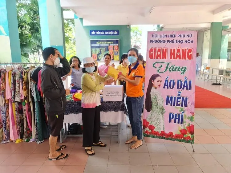 Gian hàng tặng áo dài miễn phí cho người dân. Ảnh: NGUYỄN CHÂU Gian hàng tặng áo dài miễn phí cho người dân. Ảnh: NGUYỄN CHÂU