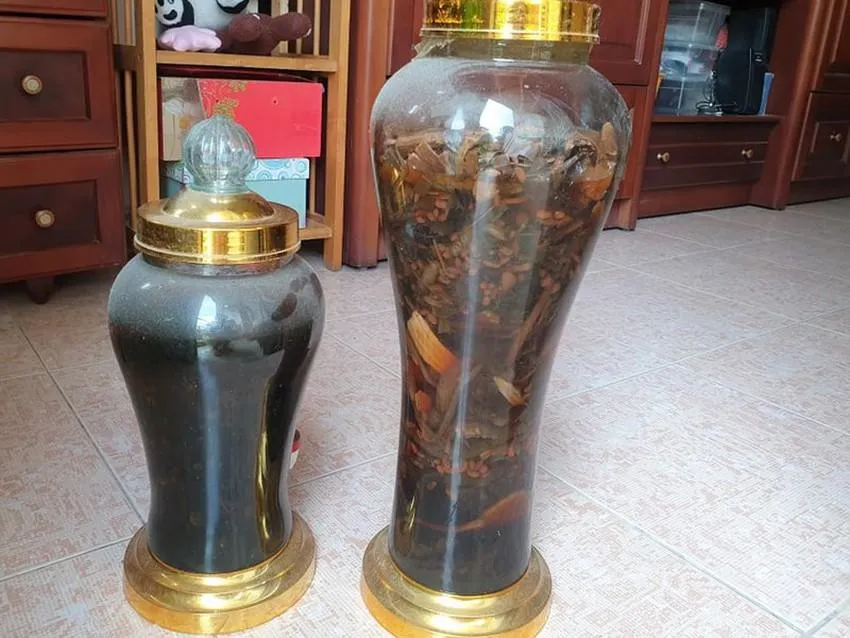 Không nên uống rượu khi không rõ nguồn gốc. Ảnh: CHÂU NGUYÊN