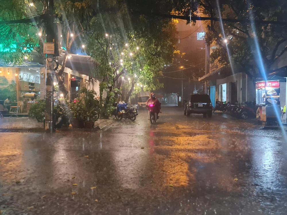 Chiều 29-4, Nam bộ sẽ có mưa dông gia tăng xảy ra ở nhiều nơi, có nơi mưa vừa, mưa to đến rất to. Ảnh minh hoạ: NGUYỄN CHÂU